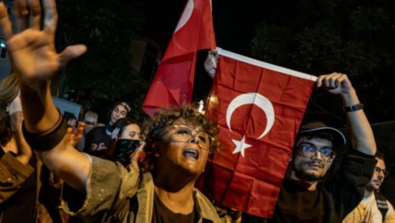 Turqi/ Kryebashkiaku i Izmirit kalon te partia e Erdoganit, qytetarët dalin në protesta masive dhe kërkojnë dorëheqjen e tij