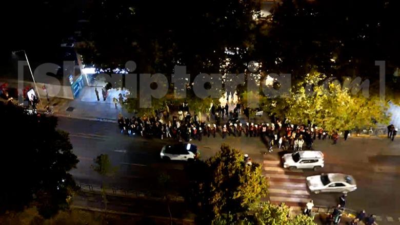 Dështon protesta kombëtare e Berishës, as 20 mbështetës nuk i përgjigjen thirrjes! Paradite, demokratët e flamingot sulme me vezë e gurë policisë, 8 të shoqëruar (PAMJET ME DRON)
