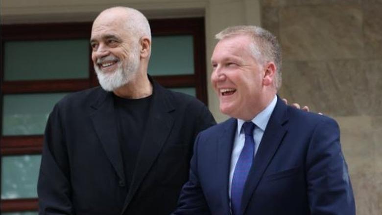 Komisioneri europian pas takimit me Ramën: Shqipëria e ka vendin në BE, ruani ritmin e reformave