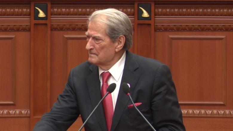 Berisha në Kuvend: Tom Doshi po bën pazare dhe kërcënon deputetët për të votuar për 'Territorialen'! Kur PD të vijë në pushtet, do krijojë shtyllat e turpit ku do vendosë emrat tuaj