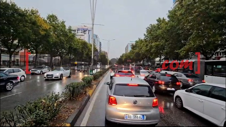 Shiu paralizon ‘vendin’/ Kaos në qarkullim në Tiranë, qytetarët me orë në trafik! Në Kukës ka rënie inertesh në rrugë