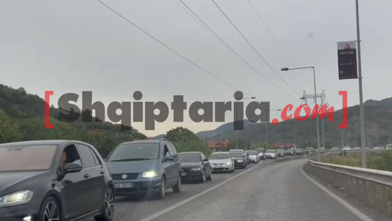 Trafik i rënduar në aksin Tiranë-Elbasan, qindra automjete në radhë pranë rrethrrotullimit të Bradasheshit! Policia në terren për menaxhimin e situatës