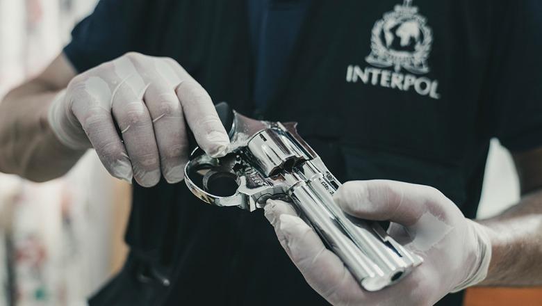 Interpol godet trafikun ndërkombëtar të armëve, 152 të arrestuar dhe mbi 2800 armë të sekuestruara! Zbulohen granata të trafikuara nga Bosnja në Serbi