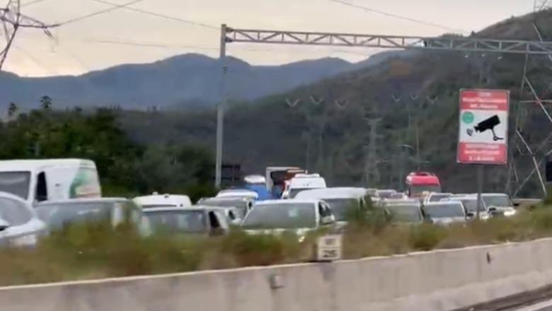 Trafik i rënduar në aksin Tiranë-Elbasan, qindra automjete në radhë pranë rrethrrotullimit të Bradasheshit! Policia në terren për menaxhimin e situatës