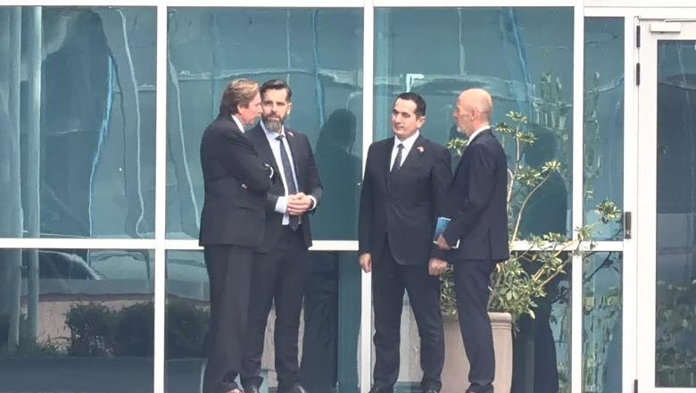 Ambasadori amerikan Wendt e 2 senatorë në SPAK, takim me Klodian Brahon dhe Joni Ketën