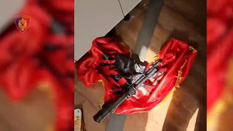 I riu në Shijak kapet me 2 automatikë e fishekë, policia vëzhgim banesës me dron (VIDEO)