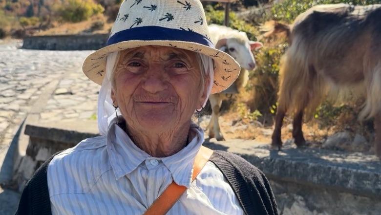Nënë Mrika, 84-vjeçarja ecën çdo ditë 10 km në mal për të ruajtur bagëtitë: Këtë forcë më ka dhënë Zoti për të mbajtur fëmijët 