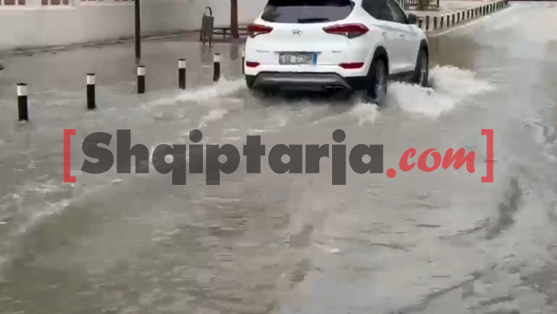 Reshjet e dendura të shiut përmbytin rrugët e Vlorës, vështirësi në qarkullim! Banorët ankohen për pusetat e bllokuara (VIDEO)