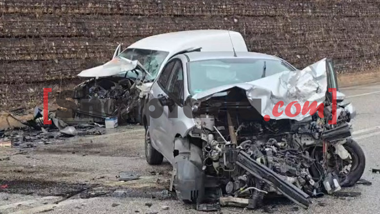 Makinat përplasen në aksin Levan- Tepelenë, bëhen copash! Plagosen dy shoferët