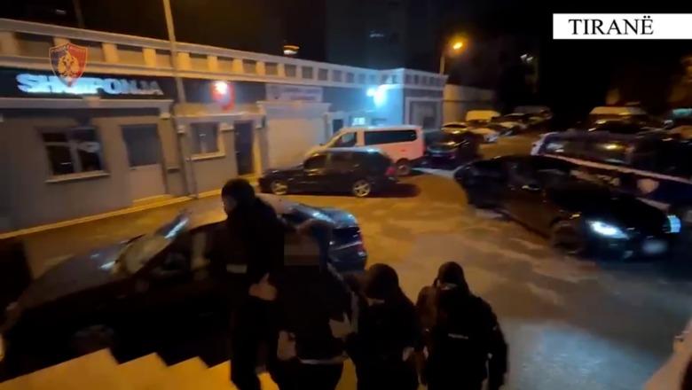 Do të shiste pistoletën, pranga 29-vjeçarit në Kamëz! I gjendet armë gjahu në banesë, nis hetimi pasuror (EMRI)