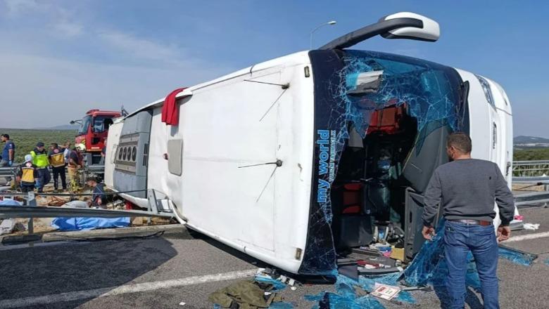 Aksident tragjik në Turqi/ Autobusi përplaset me kamionin, të paktën 11 të vdekur dhe 27 të plagosur