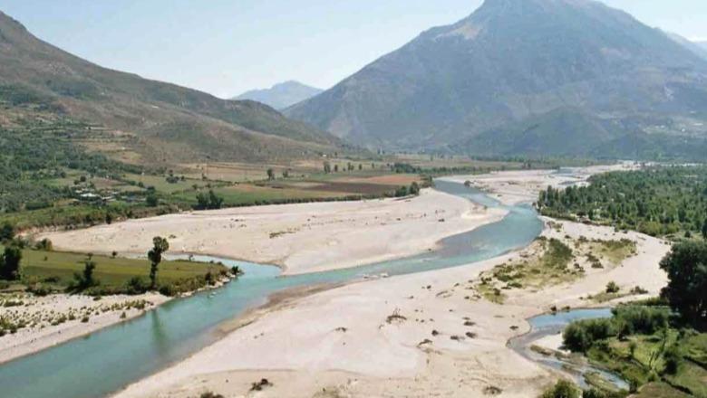 Gërryenin shtratin e lumit Vjosa me fadromë, një i arrestuar dhe një nën hetim, akuzohen për dëmtim të zonave të mbrojtura