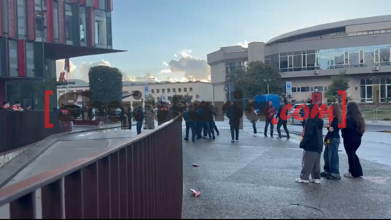 Sherr edhe në hyrje të stadiumit 'Air Albania', tifozët përplasen me policinë para derbit Partizani-Tirana