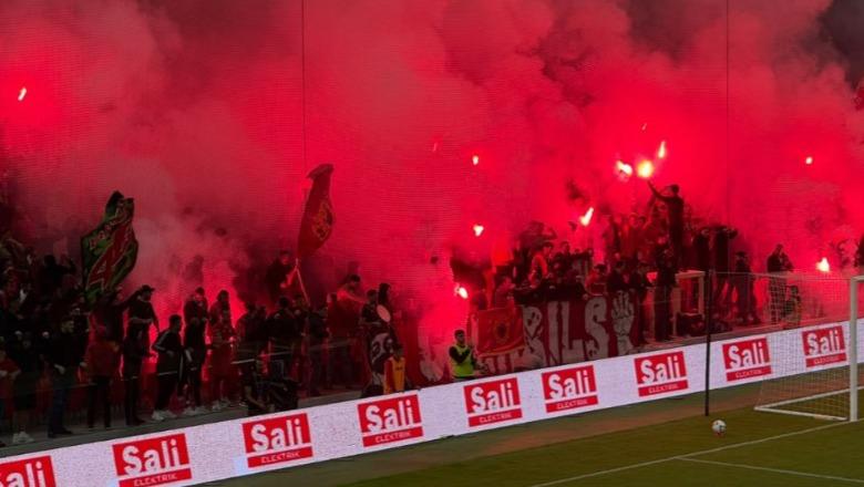 Derbi i kryeqytetit/ Partizani dhe Tirana 'përplasin brirët' në Air Albania, tifozët 'djegin' stadiumin me flakadanë