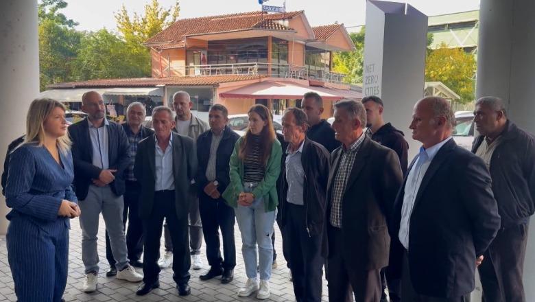 Elbasan/ Prej 4 muajsh pa ujë të pijshëm, 90 famije, protestë para bashkisë: Të pezullohen punimet per HEC-in, ka tharë burimet natyrore