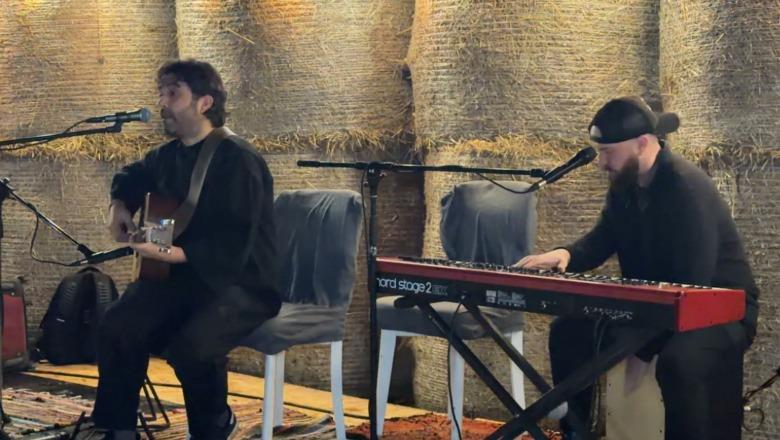 Fishta e Lezhës çel sezonin e netëve artistike me 'Hambar Teatrin', turistët befasohen nga atmosfera: Po e shijojmë në maksimum!