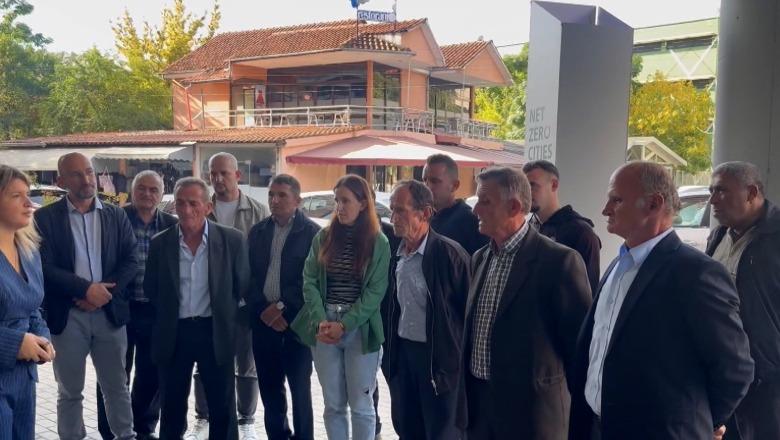 Elbasan/ Prej 4 muajsh pa ujë të pijshëm, 90 famije, protestë para bashkisë: Të pezullohen punimet per HEC-in, ka tharë burimet natyrore