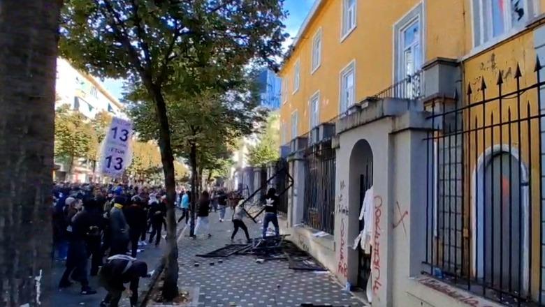 Tensione në protestë/ Studentët shkulin gardhin metalik, thyejnë xhamat e Ministrisë së Arsimit me pllakat e trotuarit! Vezë, gurë e kapsolla drejt godinës
