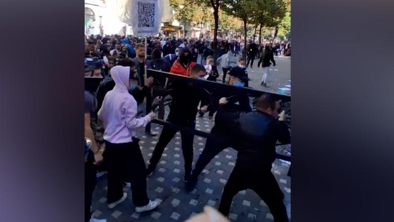 Protesta te Ministria e Arsimit, momenti kur të rinjtë e maskuar sulmojnë me pllaka trotuari godinën