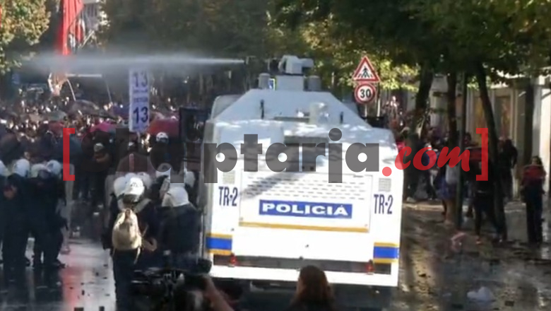  Pas akteve të dhunës te Ministria e Arsimit, Policia nis të shpërndajë protestuesit me ujë 