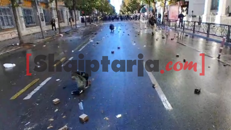 Protesta te Ministria e Arsimit, rruga mbulohet nga gurët e hedhur nga studentët