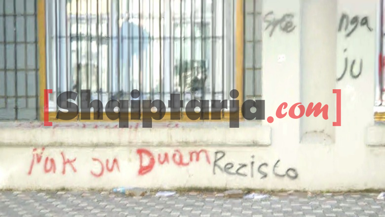 ‘Nuk ju duam’, studentët lënë shkrime në muret e Ministrisë së Arsimit! Xhama të thyer, gjurmë boje e vezësh në fasadë
