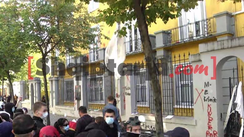 Protesta te Ministria e Arsimit, Blushi: Forca zemërluanë, Shqipëria ka nevojë për guximin tuaj!