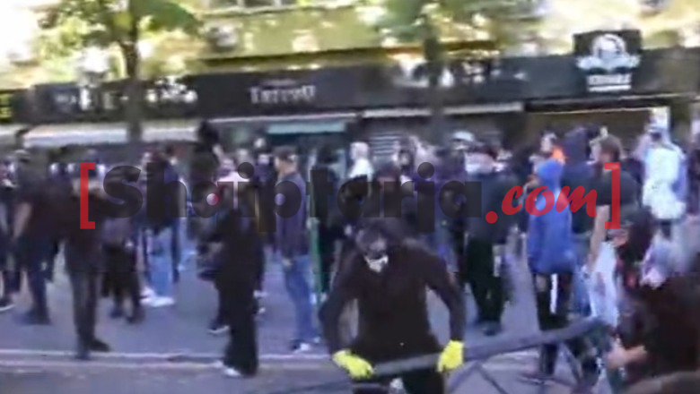 Protestues të maskuar shkulin kangjellat buzë trotuarit te Ministria e Arsimit, hedhin molotov e kapsollë! Policia kundërpërgjigjet me ujë dhe gaz lotsjellës