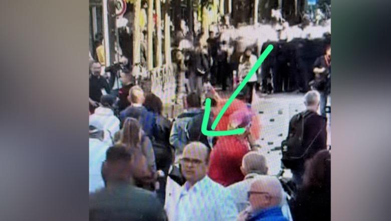 Balla ndan foton: Dhëndri hajdut i bufit në protestë, s’ka studentë me maska, pas sulmit qëndron Berisha