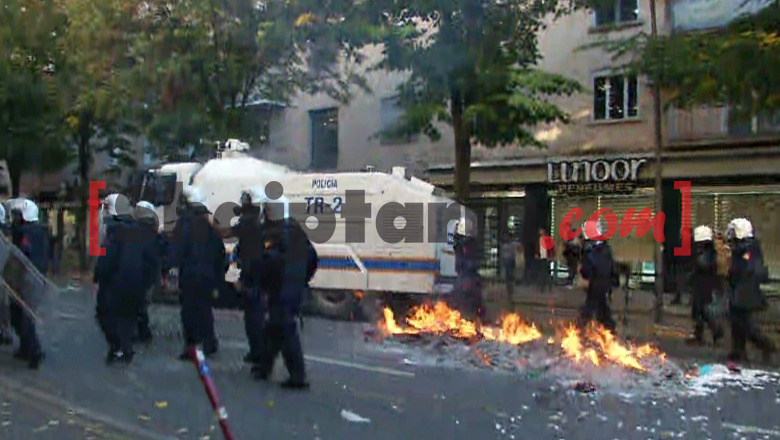 Erald Kapri në protestën te Ministria e Arsimit, akuzon policinë për dhunë ndaj protestuesve