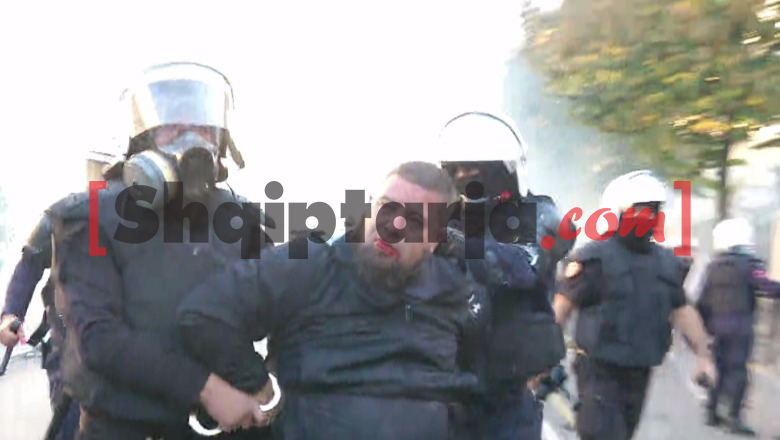 Protesta te Ministria e Arsimit, policia shoqëron protestuesin e gjakosur! Ilirjana Kuçana tenton të ndalojë efektivët