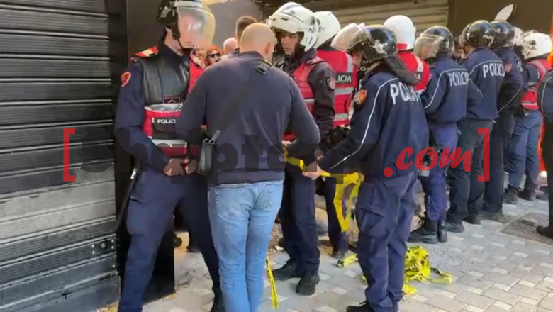 Protesta te Ministria e Arsimit, policia shpërndan protestuesit në rrugët dytësore