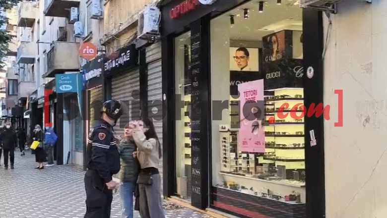 ‘Të shqyej po e preke’, protestueset kundërshtojnë policinë, refuzojnë të largohen nga “Rruga e Durrësit”