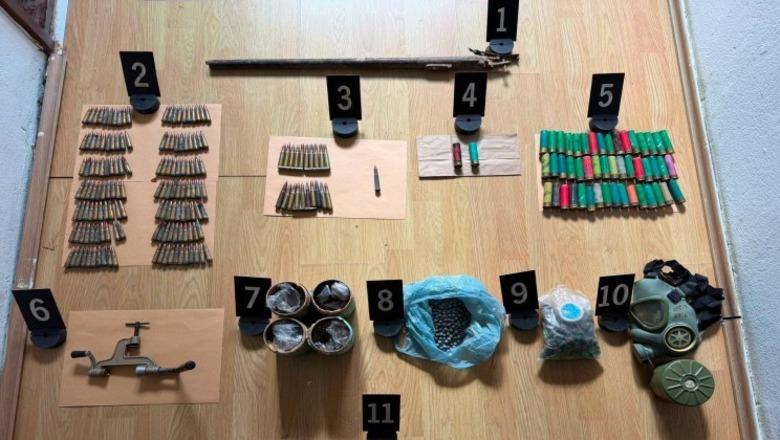 Policia e Kosovës zbulon arsenal armësh në Zubin Potok, sekuestrohen granata dore, pistoletë dhe mbi 2 mijë fishekë