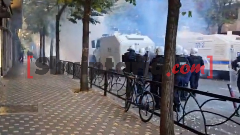 Protesta te Ministria e Arsimit, momenti kur protestuesit sulmojnë me gurë policët dhe autobotët e ujit (VIDEO)