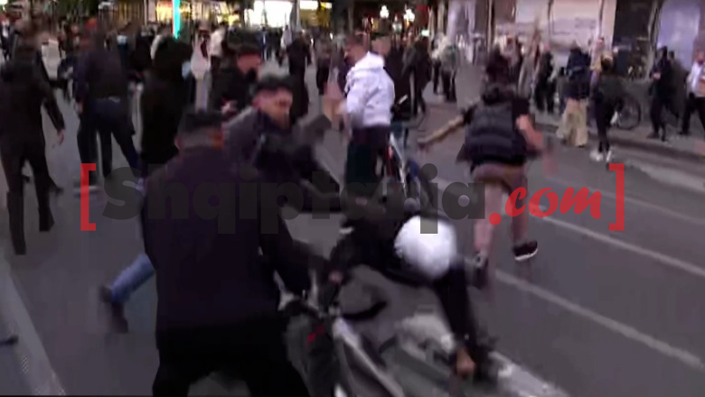Sërish tensione, protestuesit dhunojnë policin, një i shoqëruar