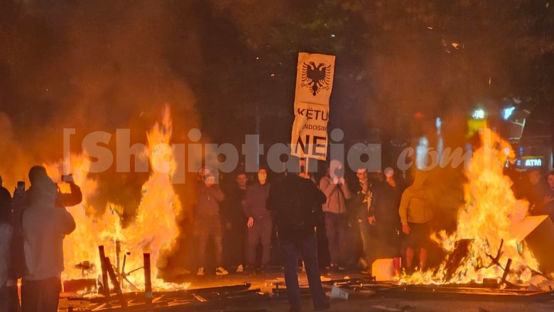 Protesta/ Të rinj të maskuar sulm Ministrisë së Arsimit me gurë e molotovë! Shkatërrojnë biznesin, vënë zjarre në rrugë! 6 efektivë e 1 gazetare e lënduar, 23 të shoqëruar (VIDEO)