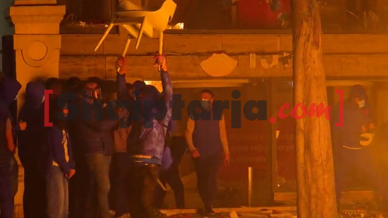 VIDEO/ Momenti kur protestuesit shkatërrojnë filialin e ‘Iute Credit’, i marrin mobiliet për t’i flakur në zjarr