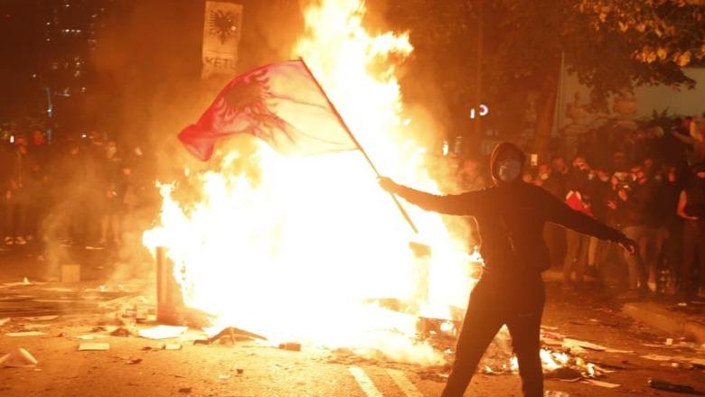 Protesta/ Të rinj të maskuar sulm Ministrisë së Arsimit me gurë e molotovë! Shkatërrojnë biznesin, vënë zjarre në rrugë! 13 të lënduar, 6 prej tyre efektivë, 23 të shoqëruar (VIDEO)