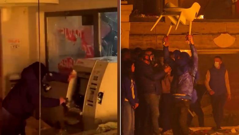 VIDEO/ Momenti kur protestuesit shkatërrojnë filialin e ‘Iute Credit’, marrin mobiliet dhe i flakin në zjarr! Një i maskuar thyen dhe ‘gërmon’ në bankomat