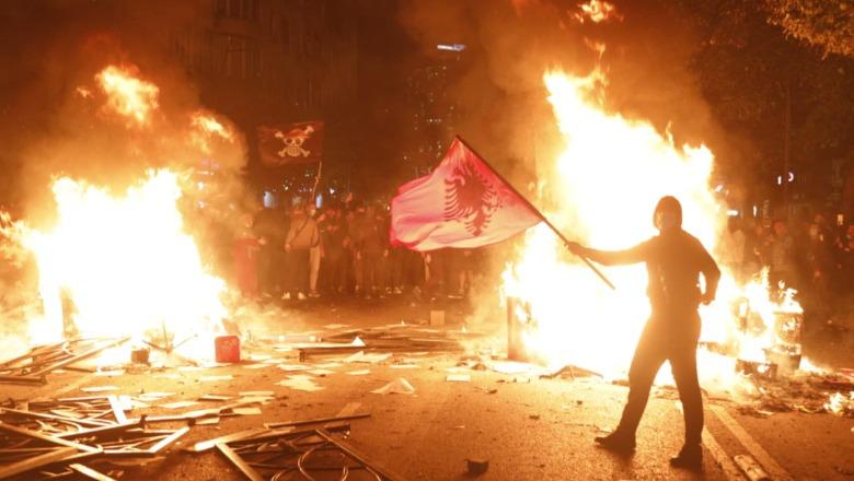 Protestuesit lëndojnë dy gazetarë, një prej tyre goditet me tullë në kokë! Kreu i AMA-s: Vëmendje të veçantë nga policia për sigurinë