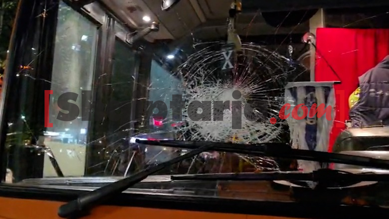Të tjera incidente nga protestuesit, thyejnë xhamat e autobusëve dhe djegin koshat e mbeturinave