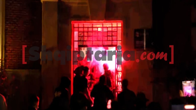 Protesta/ Të rinj të maskuar futen në Bashkinë e Tiranës, ndezin brenda flakadanë! Sulm Ministrisë së Arsimit, shkatërrojnë biznesin, vënë zjarre në rrugë! 13 të lënduar, 6 prej tyre policë, 23 të shoqëruar (VIDEO)