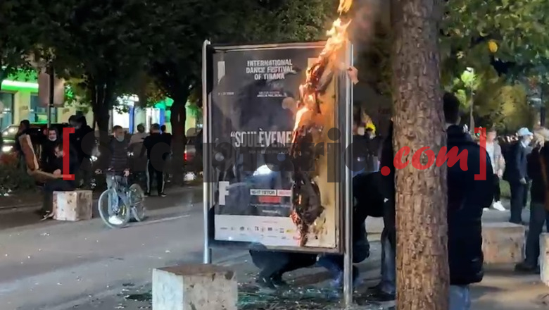 Protestuesit e maskuar i vënë flakën tabelës së reklamave në bulevardin ‘Zogu i parë’