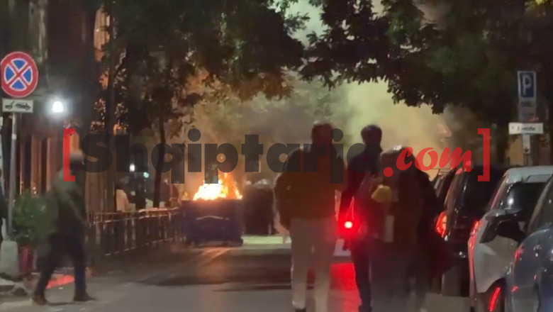 Protestuesit djegin koshat e mbeturinave pranë Prokurorisë së Tiranës