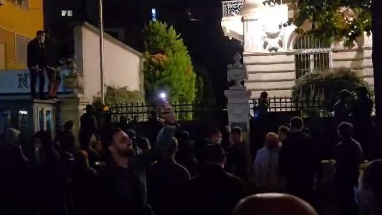 Protesta e dhunshme/ Ministria e Jashtme: Dënojmë aktet e vandalizmit tek selia e Nunciaturës Apostolike në Tiranë! Autorët  duhet të identifikohen dhe të përgjigjen përpara ligjit
