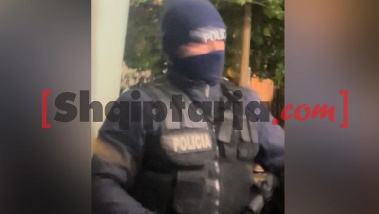 Të armatosur dhe të maskuar si police vodhën banesën në Elbasan, shpallen në kërkim tre autorët
