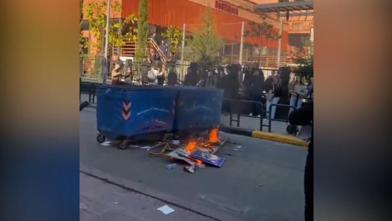 Nxënës të gjimnazit 'Partizani' bojkotojnë mësimin, dogjën koshat dhe bllokuan rrugën  