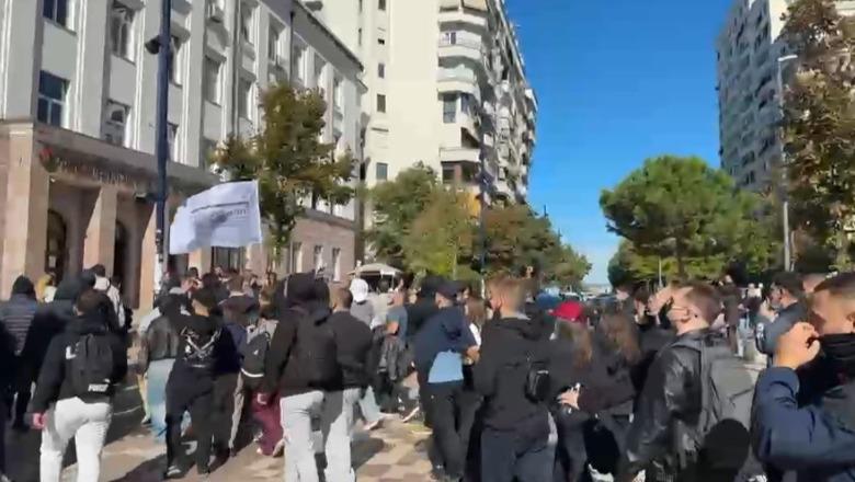 Studentët e Mjekësisë shkojnë te Fakulteti i Shkencave të Natyrës, u kërkojnë të rinjve të bojkotojnë mësimin: Bashkohuni me ne