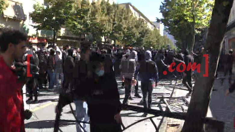LIVE TV- Protesta/ Sërish akte dhune para Ministrisë së Arsimit! Të rinj të maskuar shkulin kangjellat, sulm me gurë e molotovë! Policia brenda oborrit të godinës